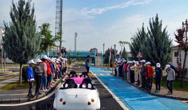 300 öğrenciye trafik eğitimi veriliyor