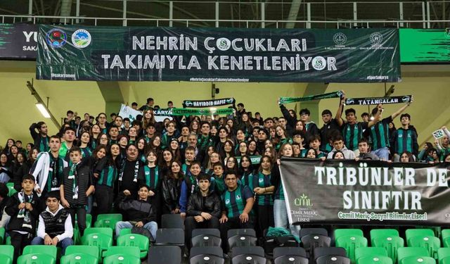 Başkan Alemdar, Sakaryaspor maçını minik tatangalarla izledi