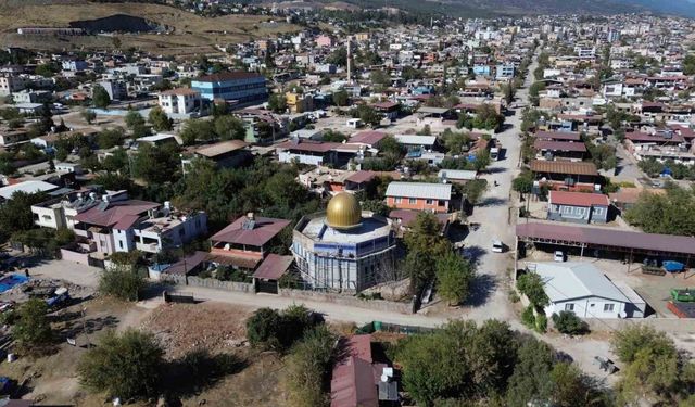 Hatay’da altın sarısı kubbesi ve çinileriyle Mescid-i Aksa’yı andıran cami, mest ediyor