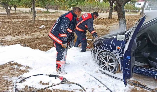 Park halindeki araç aniden alev aldı