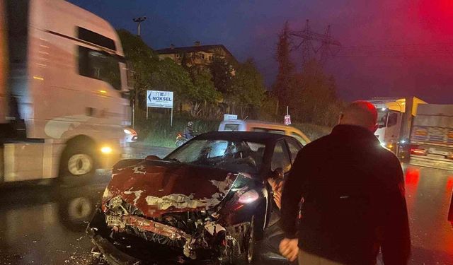 Sakarya’da otomobil ile servis midibüsü çarpıştı: 4 yaralı