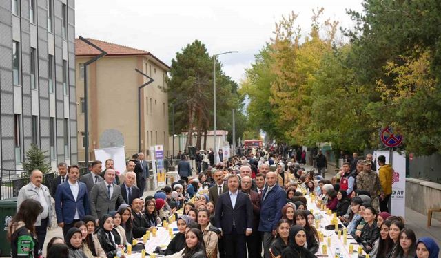 Üniversite öğrencilerine hoş geldiniz kahvaltısı