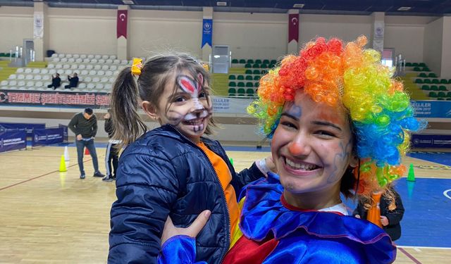 Çarşamba Yurdu öğrencileri yaptıkları etkinliklerle minikleri eğlendirdi.