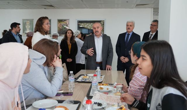 Mardin Yurdu öğrencileri kardeş okulu ikramlarda bulundu