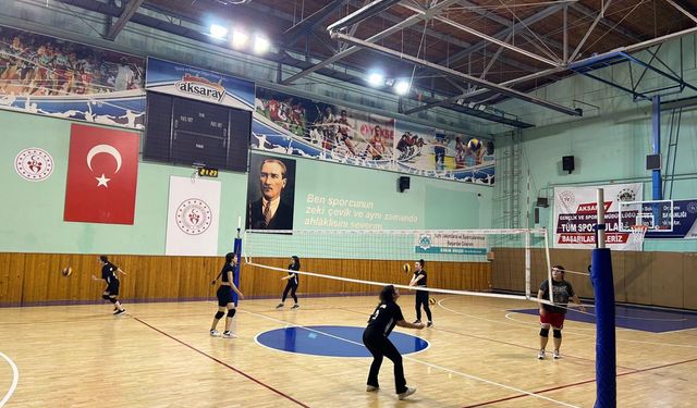 Aksaray'da öğrenciler YurtLig Voleybol Turnuvası maçları için sahadaydı.