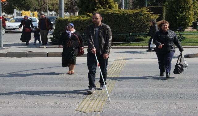 Bir günlerini görme engelli olarak geçirmeyi deneyimlediler