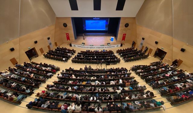 Astronotumuz Kocaeli Üniversitesi’nde öğrencilerle bir araya geldi