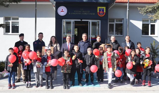 İlkokul Öğrencileri Vatan Nöbeti Tutan Mehmetçiklere Atkı ve Bere Ördü