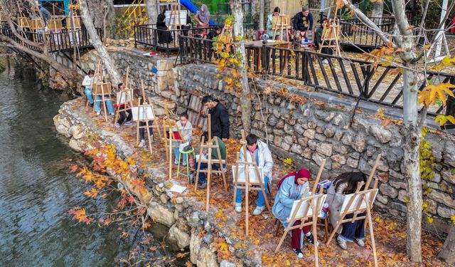 Öğrenciler Tarihî Mekânları ve Doğal Güzellikleri Yerinde Resmediyor