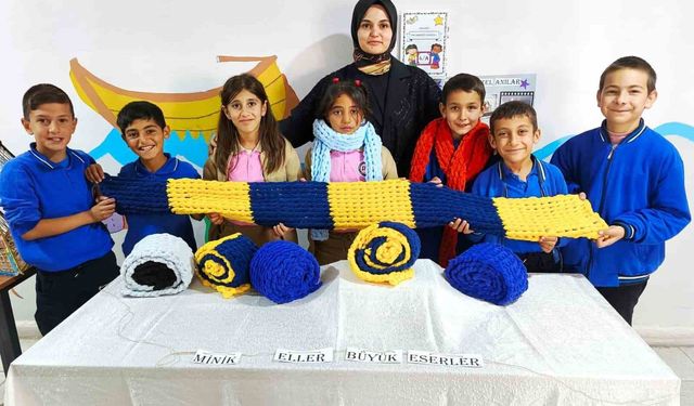 Payamdüzü Köyü İlkokulu öğrencileri atkı örüyor