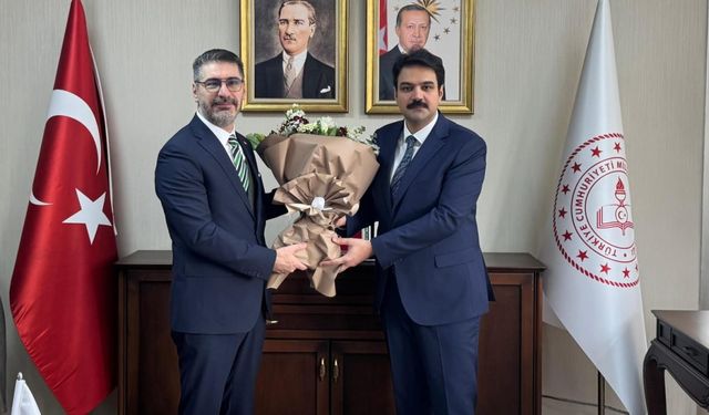 Dr. Faruk Berat Akçeşme, düzenlenen devir teslim töreniyle görevi Doç. Dr. Ünal Eryılmaz'dan devraldı