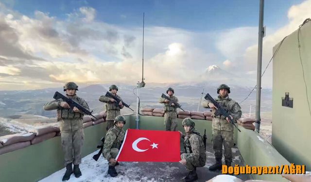 Kahraman Mehmetçiğimizden aziz milletimize yeni yıl selamı!