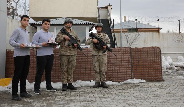 Öğrenciler, Jandarma ve Polis Ekiplerine İftarlık İkram Etti