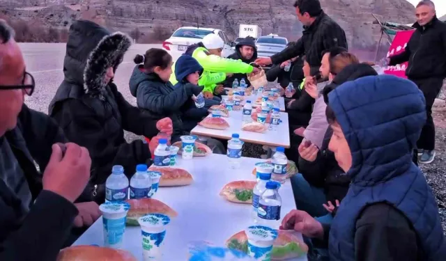 Öğrenciler ve Öğretmenler Yolda İftar Dağıttı