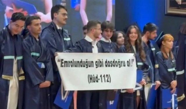 Ayet yazılı pankart kapatıldı Üniversite açıklama yaptı