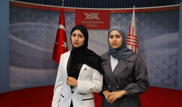 emenli ikizler mezuniyet kürsüsünün ilk iki sırasını paylaştı