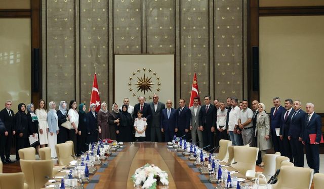 Erdoğan, Kahramanmaraş‘taki okul saldırısında hayatını kaybeden öğrencilerin aileleriyle görüştü