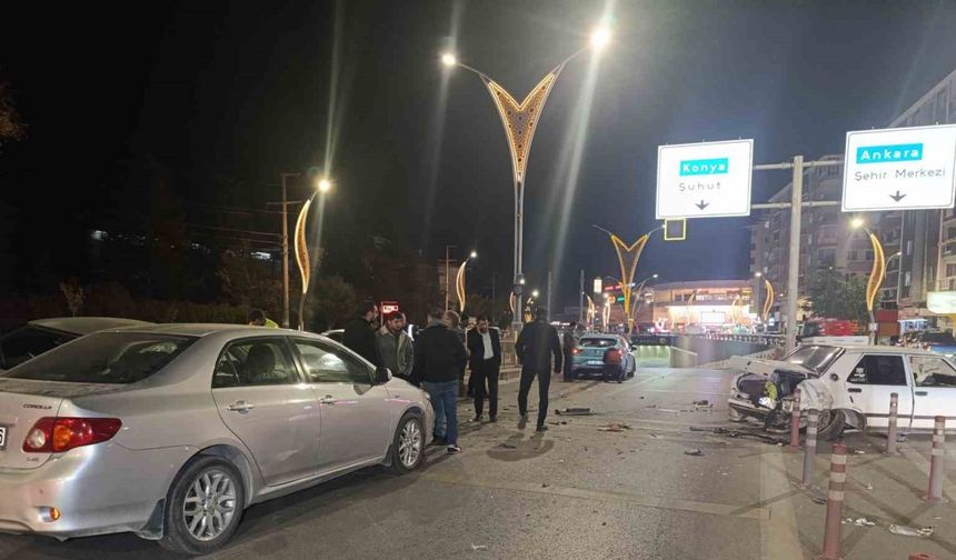 5 otomobilin karıştığı kazada ortalık savaş alanına döndü: 2 yaralı