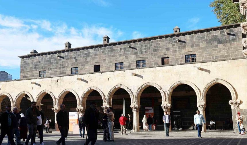 Kaliforniya’dan gelen 81 yaşındaki kadın Diyarbakır Ulu Cami’ye hayran kaldı