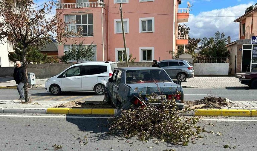 Tırla çarpışan otomobil refüje çıktı