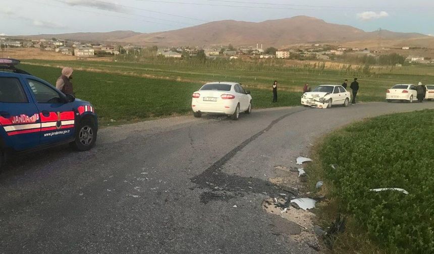 Van’da otomobil ağaca çarptı: 1 yaralı