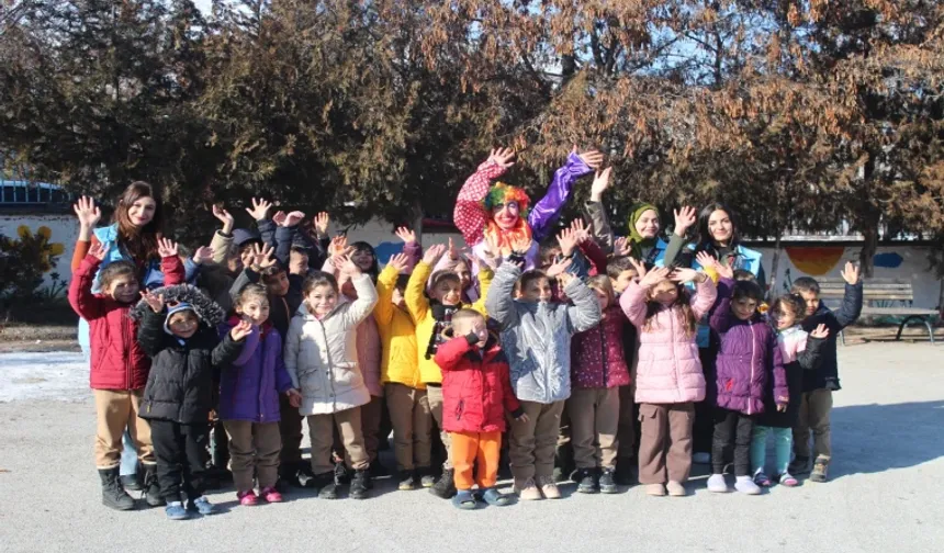 Oyun Arkadaşım projesiyle köy okulundaki çocuklara eğlence dolu bir gün yaşattılar