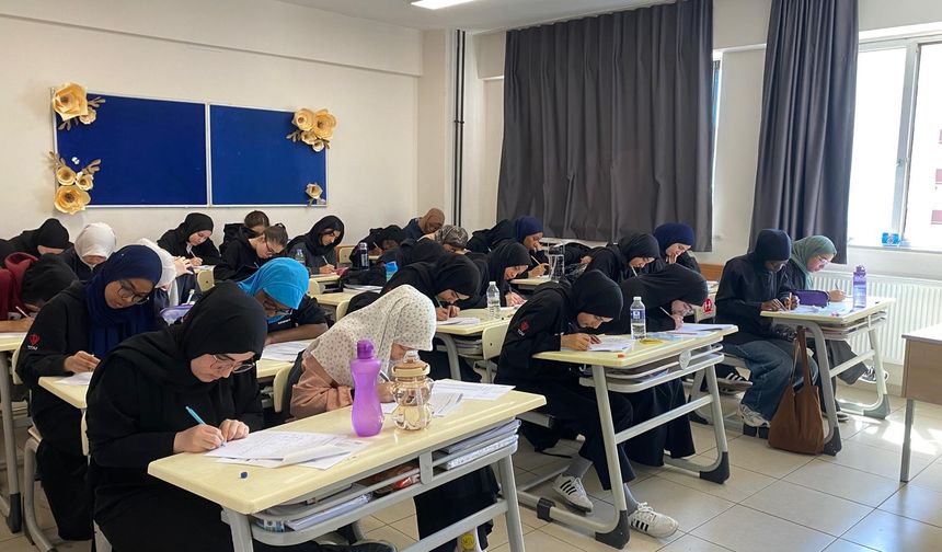 TR-YÖS deneme sınavları, uluslararası AİHL'lerdeki yabancı uyruklu öğrencilere uygulandı