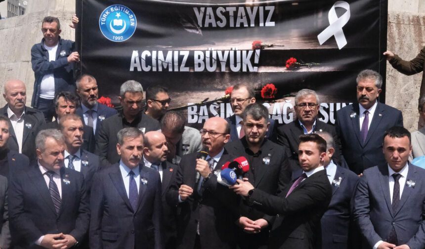 ŞEHİT ÖĞRETMENİMİZİ VE ÖĞRENCİLERİMİZİ ANDIK,BAŞÖĞRETMENİMİZİN ANITINA KARANFİLLER BIRAKTIK