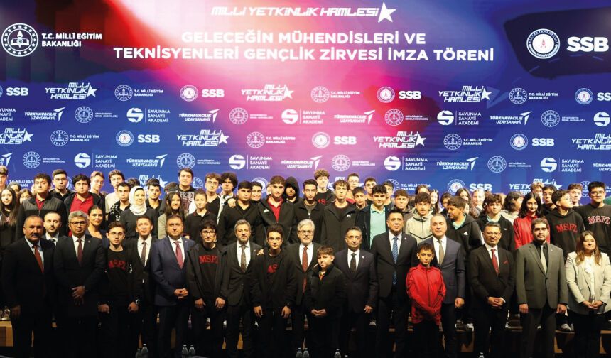 "GELECEĞİN MÜHENDİSLERİ VE TEKNİSYENLERİ GENÇLİK ZİRVESİ DÜZENLENDİ