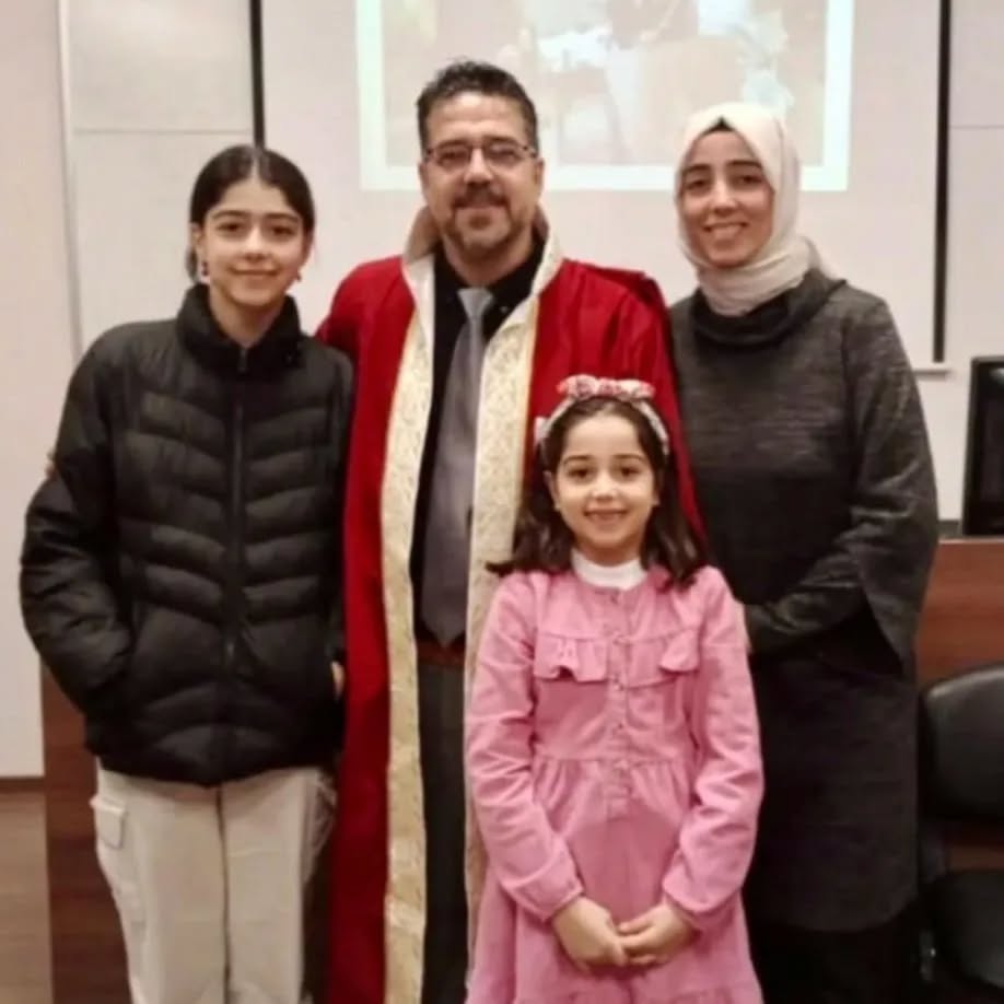 Hz . Ayşe İmam Hatip Lisesi Edebiyat Öğretmeni Fatih Mehmet Akyürek Hocamız , Eşi Ve Biricik Iki Kızı Enkaz Altında Kalarak Vefat Etmişlerdir Mekânları Cennet Olsun.webp (1)